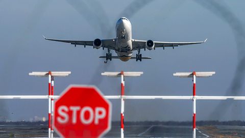 AQSH Rossiya diplomatlarini olib ketishi kerak bo‘lgan maxsus samolyotni qabul qilishdan bosh tortdi