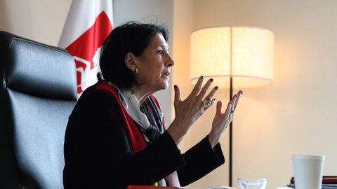 Грузия президенти ҳукумат унга Украинага боришни тақиқлаб қўйганини айтди