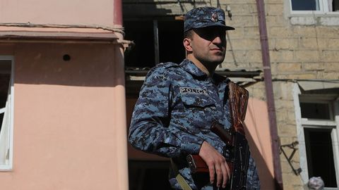 Арманистонда мансабдорларнинг қариндошлари отишма содир этди, бир киши ҳалок бўлиб, 6 киши яраланди