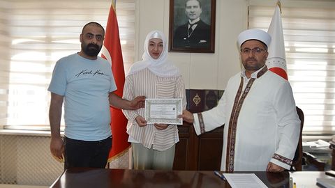 Turkiyada ruminiyalik ayol islom dinini qabul qildi