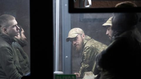 «Азовсталь» ҳимоясида қатнашган мингдан ортиқ украиналик асирлар тергов қилиниш учун Россияга юборилди