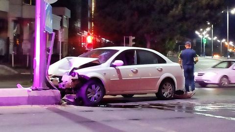 Namanganda boshqaruvni yo‘qotgan Lacetti beton to‘siqqa borib urildi