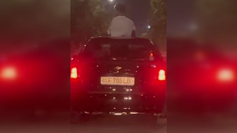 Тошкентда Lacetti хавфли манёврлар билан, йўловчиси танасини люкдан чиқариб ҳаракатланди (видео)