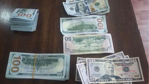 Namanganda qalbaki 10,6 ming dollarni sotishga uringan shaxslar ushlandi (video)