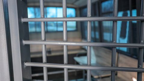 Қашқадарёда камерадош аёлни 25,5 млн сўмга туширган шахс ушланди