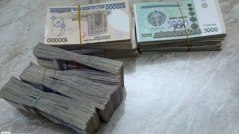 Farg‘onada super kontrakt pullarini arzonlashtirib berish uchun fuqarolardan 45 mln so‘m va 500 dollar olgan ayol ushlandi