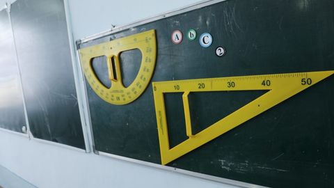 Ўзбекистон мактабларида ишлаётган ўқитувчиларнинг қанчасида олий маълумот йўқлиги маълум қилинди