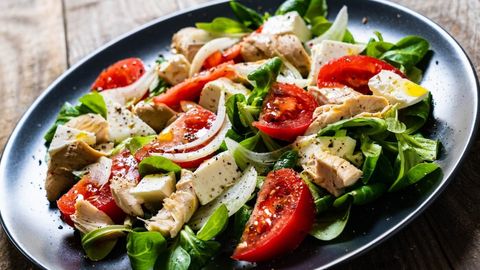 Tovuq go‘shti va brinza qo‘shib tayyorlanadigan hazmi yengil salat retsepti