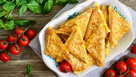 Lavash xamiri, pishloq va kolbasadan nonushta uchun issiq yegulik tayyorlaymiz