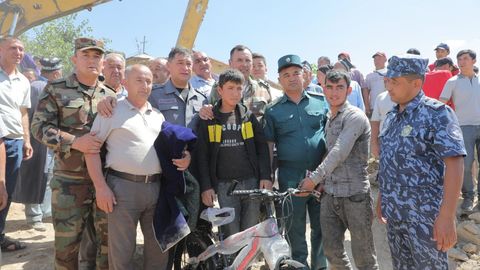 Чироқчида қудуққа тушиб кетган болани чиқариб олишда 14 ёшли ўсмир ҳам иштирок этди — ФВВ