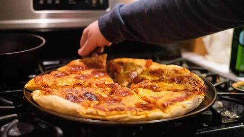 Tez va oson: tovada pishiriladigan pitssa retsepti