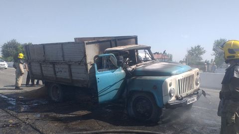 Samarqandda harakatlanib ketayotgan “ZIL” yonib ketdi
