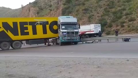 Қамчиқ довонида Mercedes-Benz юк машинаси йўл ўртасида темир тўсиққа урилди