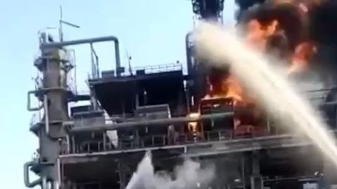 Rossiyadagi neft zavodida yong‘in sodir bo‘ldi. Unga dronlar hujum qilgani aytilmoqda (video)