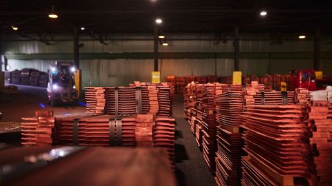 Дунё бўйича мис нархи 1,5 йиллик энг паст даражага тушди. Олтин нархи ҳам пасаймоқда