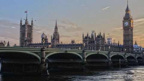 Britaniya hukumatida inqiroz: o‘ttizga yaqin amaldorlar iste’foga chiqdi
