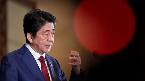 Sindzo Abe vafotidan keyin Yaponiya oliy ordeni bilan taqdirlanadi