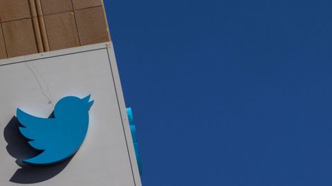 Twitter ижтимоий тармоқни сотиб олишдан бош тортган Илон Маскни судга берди