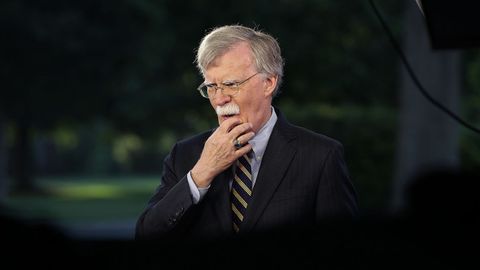 Трампнинг собиқ маслаҳатчиси чет элларда давлат тўнтаришларини режалаштирганини тан олди