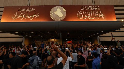 Ироқда намойишчилар парламент биносига бостириб кирди