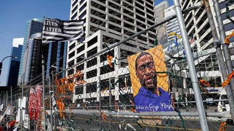 Афроамерикалик Жорж Флойдни қўлга олишда иштирок этган 2 собиқ полициячи 3 йиллик қамоқ жазосига ҳукм қилинди