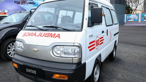 Jizzaxda Nexia beton to‘siqqa urilishi oqibatida haydovchining otasi halok bo‘ldi