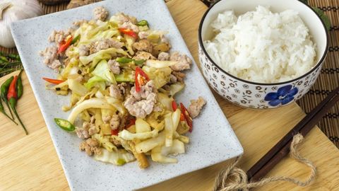 Qovurilgan tovuq go‘shti va karamdan tayyorlanadigan xushta’m taom retsepti