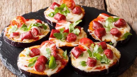 Kolbasa va pishloq bilan pishiriladigan baqlajonli yegulik retsepti