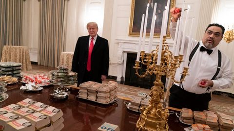 Дональд Трамп президентлик сайловига маблағ тўплаш мақсадида ўзи билан кечки овқатни 100 минг долларга баҳолади