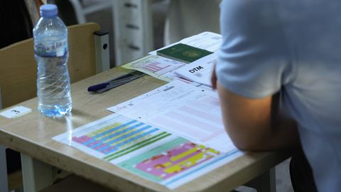 Хоразмда ДТМ имтиҳони пайтида кўзида нуқсони бор абитуриентга ёрдам кўрсатилди