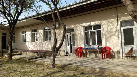 Тошкент вилоятидаги 10 хонали ҳовли 700 млн сўмдан кўпроққа сотилди