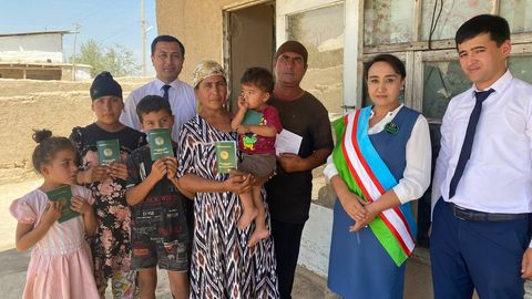 Namanganda bir oilaning 5 a’zosiga tug‘ilganlik haqida guvohnoma berildi