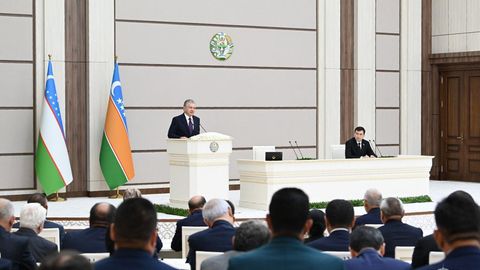 Shavkat Mirziyoyev Jo‘qorg‘i Kengesning navbatdan tashqari 34-sessiyasida ishtirok etmoqda