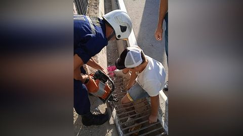 Сирдарёда ариқ панжарасига тиқилиб қолган боланинг оёғи чиқариб олинди