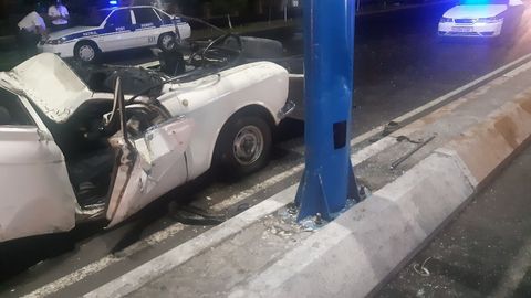 Namanganda “Moskvich” temir ustunga borib urildi