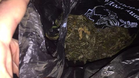 Қўқонда фуқаронинг машинасидан гашиш гиёҳвандлик моддаси топилди