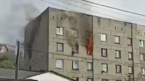 Rossiyada ona va o‘g‘il yong‘indan qochib to‘rtinchi qavatdan sakradi. Ular omon qoldi (video)