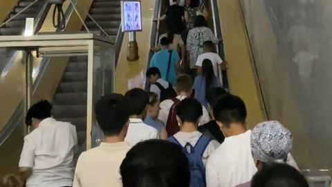 Toshkent metropolitenida fuqaro eskalatordan yiqilib tushdi