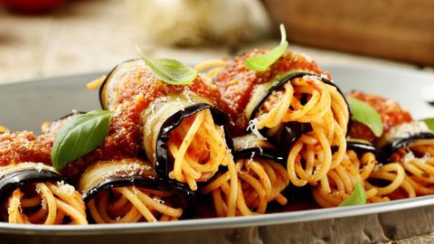 Pomidor qaylasi qo‘shilgan baqlajonli o‘rama spagetti retsepti