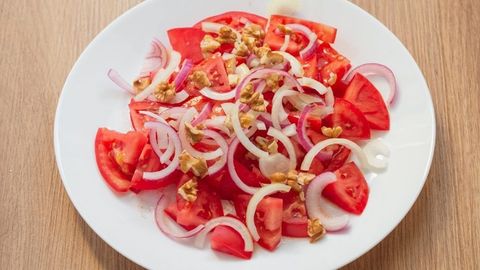 Bir zumda tayyorlanadigan pomidor va yong‘oqli salat retsepti