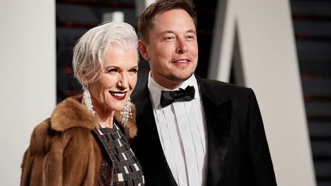 Нима учун Илон Маскнинг онаси ўғлининг уйига меҳмонга борганида унинг гаражида яшашни афзал кўради?