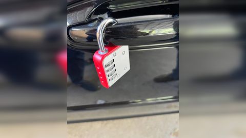 Toshkentda mashinalar eshigiga qulf osib, uni ochish uchun pul talab qilgan yigit ushlandi