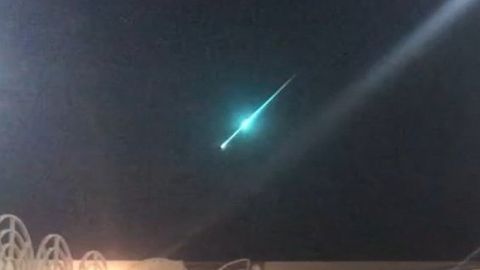 Saudiya osmonida meteorit ekani taxmin qilinayotgan uchar jism kameralarga tushib qoldi (video)