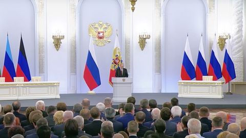 Путин босиб олинган ҳудудларни Россия таркибига киритиш тўғрисидаги шартномани имзолади
