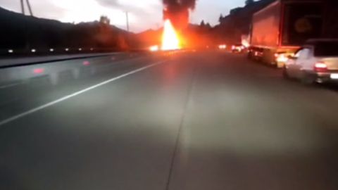 Қамчиқ довонида юк машинасида чиққан ёнғин бартараф этилди (видео)