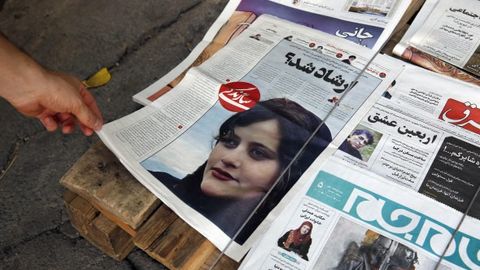 Eronda hijob tufayli hibsga olingan qizning vafotidan keyin namoyishlar boshlandi