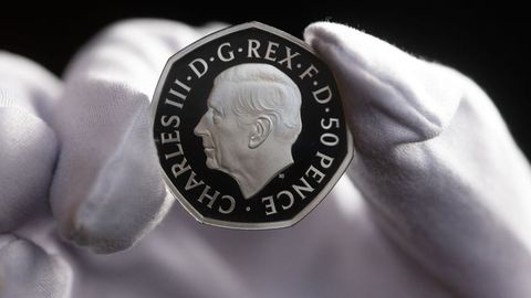 Qirol Charlz III tasvirlangan tangalar Buyuk Britaniyada Rojdestvo arafasida foydalanishga topshiriladi