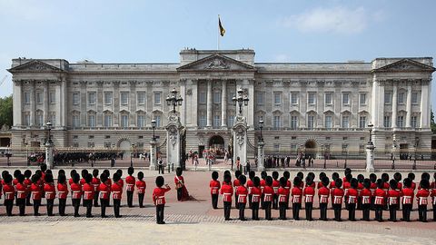 Bukingem saroyi: Shifokorlar Yelizaveta II ning sog‘lig‘idan xavotirda