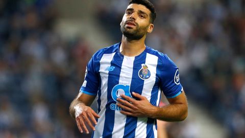 «Бу Эрон эмас». Футболчи Меҳди Тареми 22 ёшли қизнинг ўлими ва мамлакатда юз бераётган вазият ҳақида гапирди