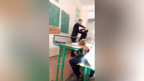 Yangiyo‘lda o‘qituvchi o‘quvchilarni kaltaklagani va haqorat qilgani aks etgan video tarqaldi